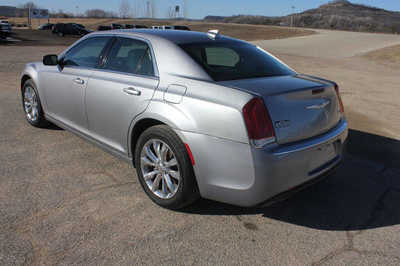 2017 Chrysler 300, $11999. Photo 8
