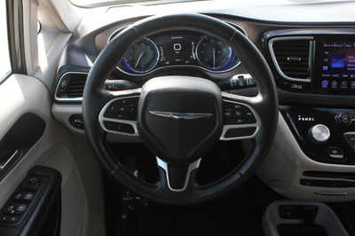 2017 Chrysler Pacifica, $15499. Photo 11