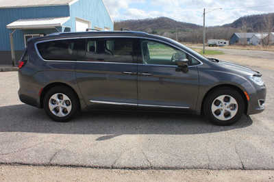 2017 Chrysler Pacifica, $15499. Photo 5