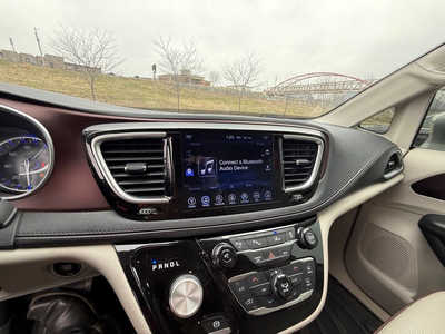 2017 Chrysler Pacifica, $13999. Photo 11