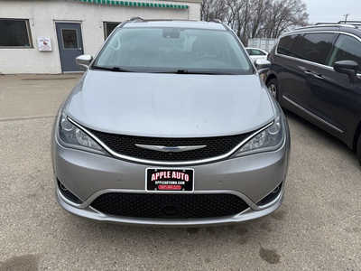 2017 Chrysler Pacifica, $13999. Photo 2