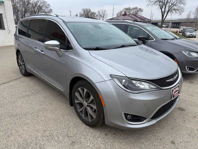2017 Chrysler Pacifica, $13999. Photo 3