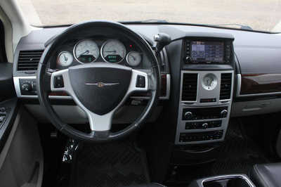 2010 Chrysler Town & Country, $5999. Photo 10
