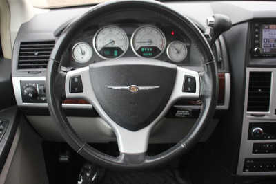 2010 Chrysler Town & Country, $5999. Photo 11