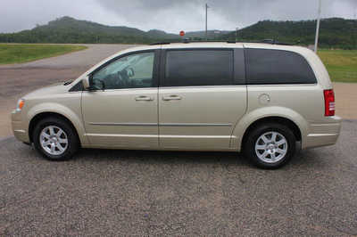 2010 Chrysler Town & Country, $5999. Photo 9