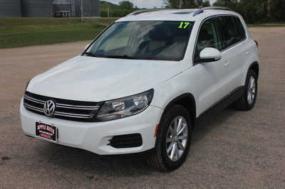 2017 Volkswagen Tiguan, $12499. Photo 2