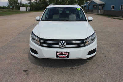2017 Volkswagen Tiguan, $12499. Photo 3