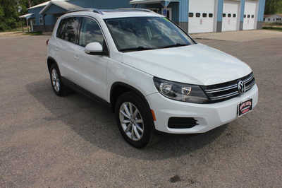 2017 Volkswagen Tiguan, $12499. Photo 4