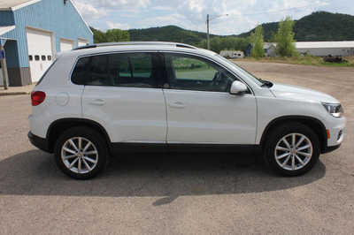 2017 Volkswagen Tiguan, $12499. Photo 5