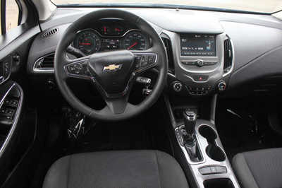 2017 Chevrolet Cruze, $7499. Photo 10