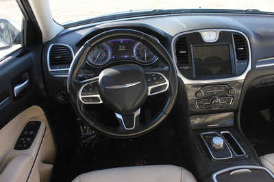 2017 Chrysler 300, $10999. Photo 10