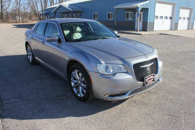 2017 Chrysler 300, $10999. Photo 4