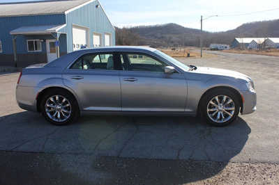 2017 Chrysler 300, $10999. Photo 5