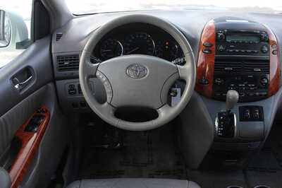 2006 Toyota Sienna, $2999. Photo 10