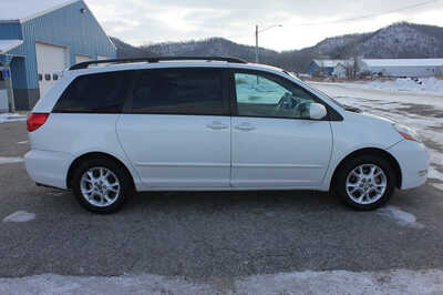 2006 Toyota Sienna, $2999. Photo 5