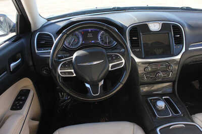 2017 Chrysler 300, $10999. Photo 10
