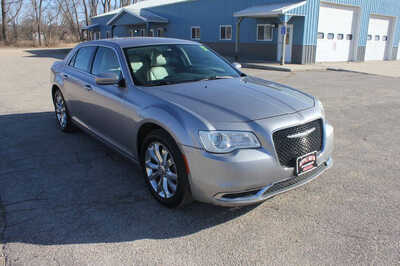 2017 Chrysler 300, $10999. Photo 4