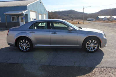 2017 Chrysler 300, $10999. Photo 5