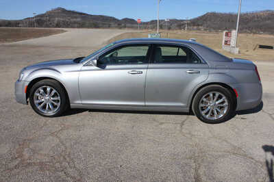 2017 Chrysler 300, $10999. Photo 9