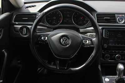 2016 Volkswagen Passat, $12499. Photo 11