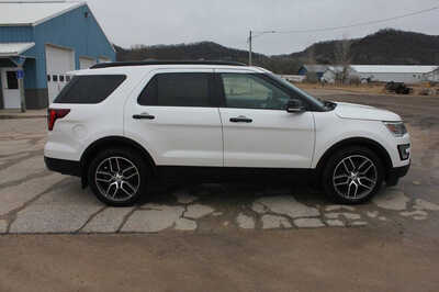 2016 Ford Explorer, $12699. Photo 4