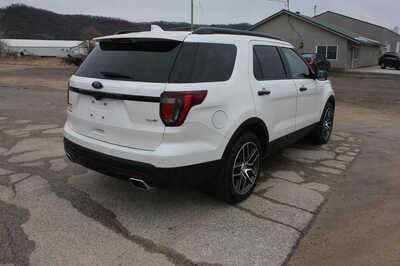 2016 Ford Explorer, $12699. Photo 5