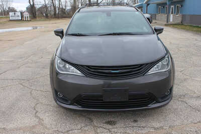 2019 Chrysler Pacifica, $12999. Photo 2