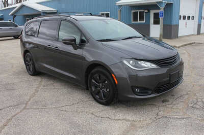 2019 Chrysler Pacifica, $12999. Photo 3