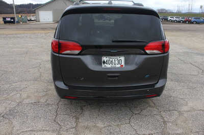 2019 Chrysler Pacifica, $12999. Photo 6