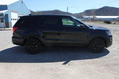 2016 Ford Explorer, $9999. Photo 4