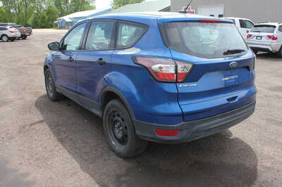 2017 Ford Escape, $4000. Photo 4