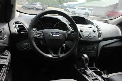 2017 Ford Escape, $4000. Photo 5