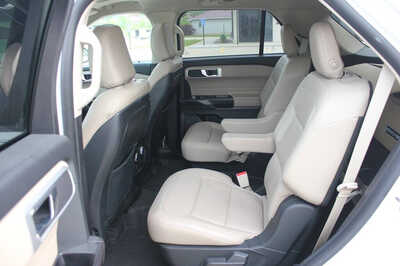 2020 Ford Explorer, $18999. Photo 6