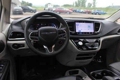 2023 Chrysler Pacifica, $23964. Photo 9