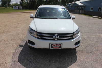 2016 Volkswagen Tiguan, $7464. Photo 2