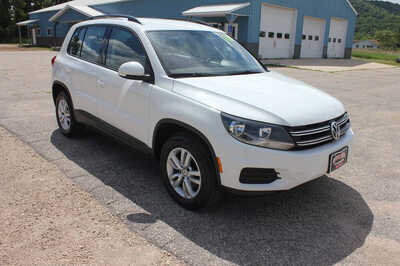 2016 Volkswagen Tiguan, $7464. Photo 3