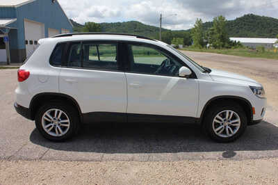 2016 Volkswagen Tiguan, $7464. Photo 4