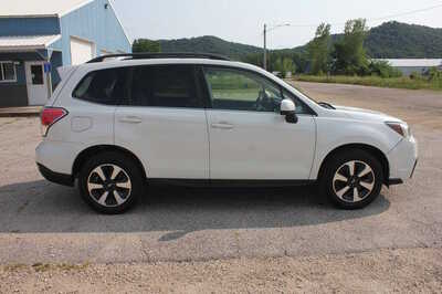 2017 Subaru Forester, $9999. Photo 4