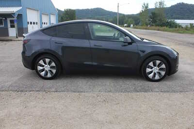 2024 Tesla Model Y, $27999. Photo 4