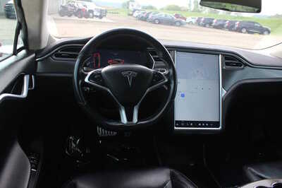 2015 Tesla Model S, $18999. Photo 9