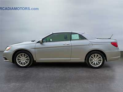 2013 Chrysler 200, $10900. Photo 2
