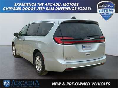 2023 Chrysler Pacifica, $24900. Photo 3