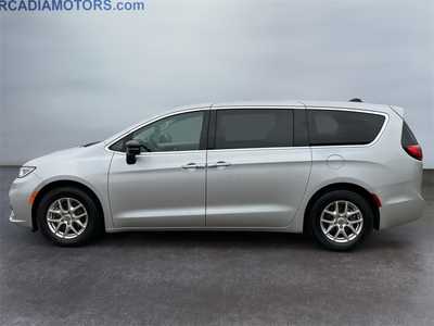 2024 Chrysler Pacifica, $29700. Photo 2