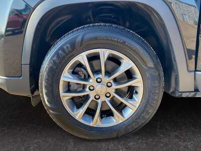 2019 Jeep Cherokee, $17900. Photo 9