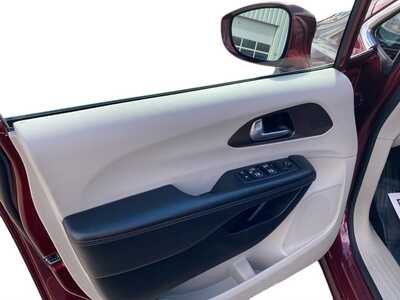 2017 Chrysler Pacifica, $17400. Photo 11