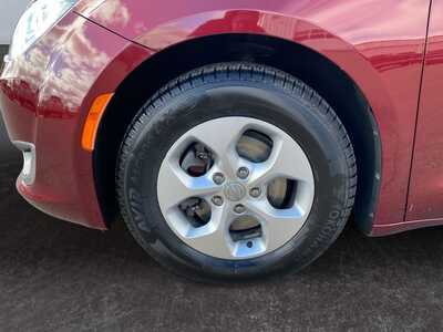 2017 Chrysler Pacifica, $17400. Photo 9