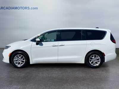 2023 Chrysler Pacifica, $25500. Photo 2