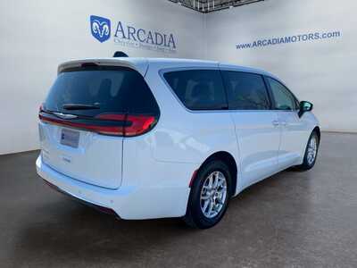 2023 Chrysler Pacifica, $25500. Photo 5