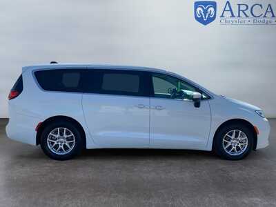 2023 Chrysler Pacifica, $25500. Photo 6