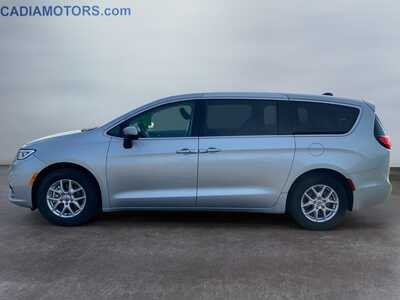 2023 Chrysler Pacifica, $24749. Photo 2